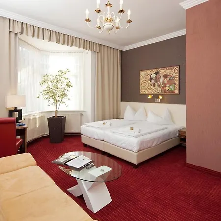 Stadthotel Hauser Eck Санкт-Пёльтен